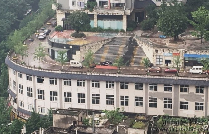 重慶屋頂上是馬路，建筑結(jié)構(gòu)加固能支撐的了嗎