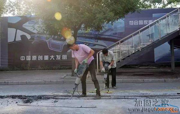 巴鐵慘遭拆除,現(xiàn)在要做的是路面加固補強？