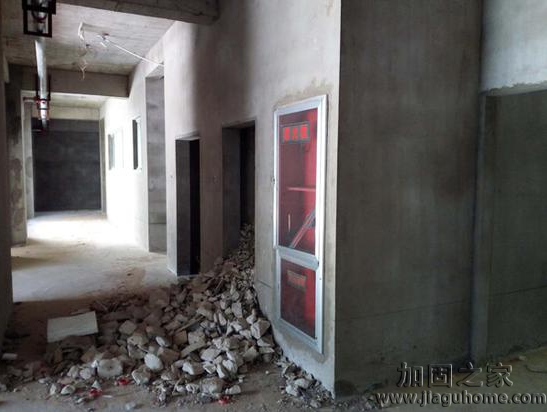 鳳凰新城小區(qū)某公辦性質(zhì)的幼兒園建成已四年，目前還未投入使用，外觀美麗里面卻沒有任何裝修