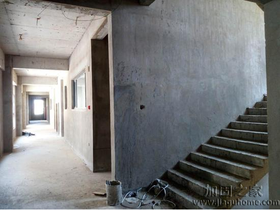 鳳凰新城小區(qū)某公辦性質(zhì)的幼兒園建成已四年，目前還未投入使用，外觀美麗里面卻沒有任何裝修
