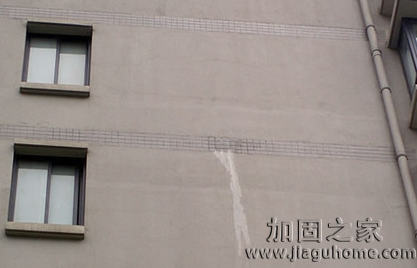 學(xué)校大樓外墻出現(xiàn)滲水情況該如何處理？
