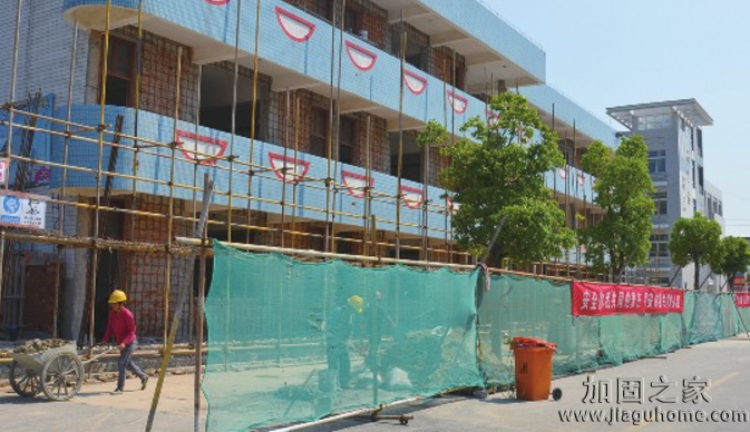 8月，全國多所中小學校園改造加固工程正火熱進行
