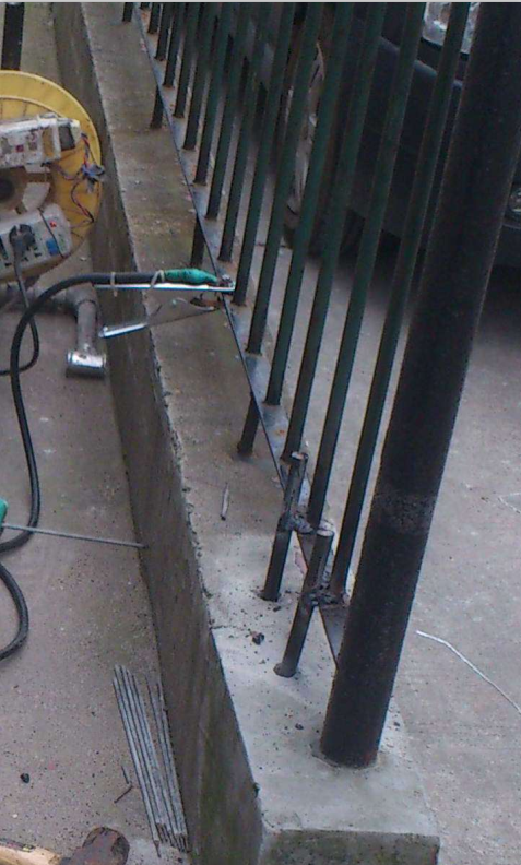 司機(jī)打盹撞上隔離帶，護(hù)欄被小車插穿還能加固嗎？
