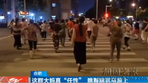 廣場舞大媽又占馬路，急需改造新舊建筑作為新“舞臺”