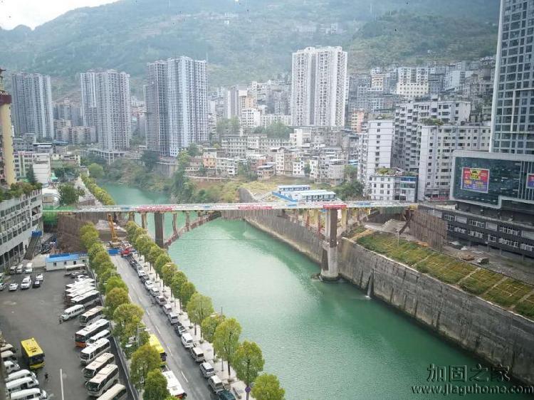 郁江大橋?qū)嵭斜铺幚?，為何不做橋梁加固? width=