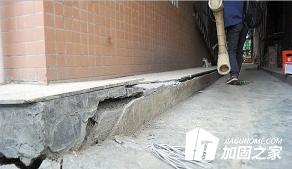 西安一學(xué)校地基加固下沉？加固之家?guī)阋惶骄烤? width=