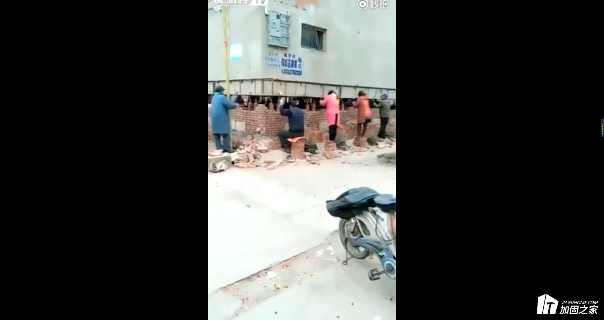 地基加固，樓房頂升，竟然有上百人一起壓千斤頂。