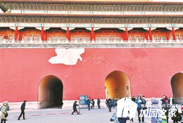 故宮墻皮被風(fēng)吹落，古建筑修繕加固怎么做?