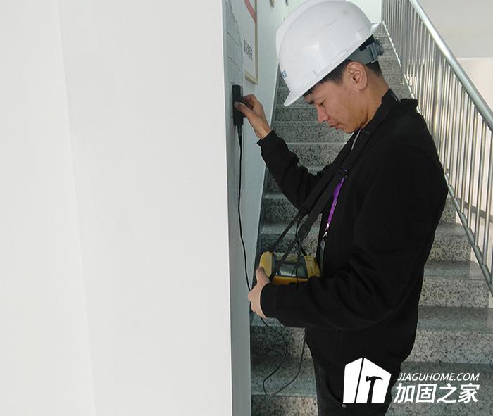 施工可能影響房屋安全，應(yīng)及時(shí)進(jìn)行檢測(cè)鑒定