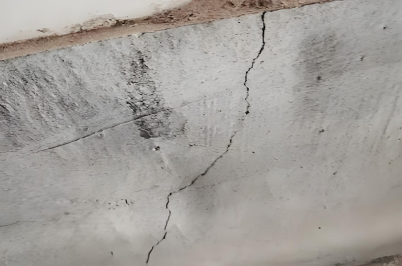 地基變形引起的裂縫。