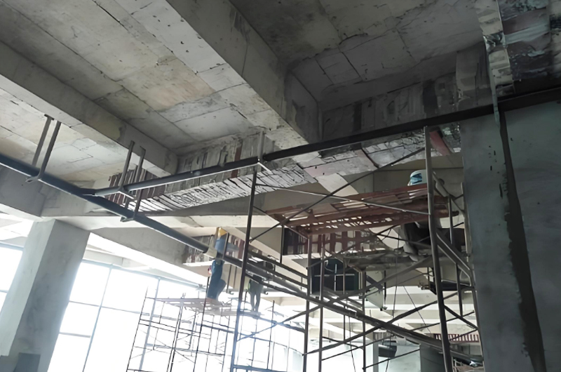 在建筑結(jié)構(gòu)加固施工期間，哪些方面的工作不可忽視?